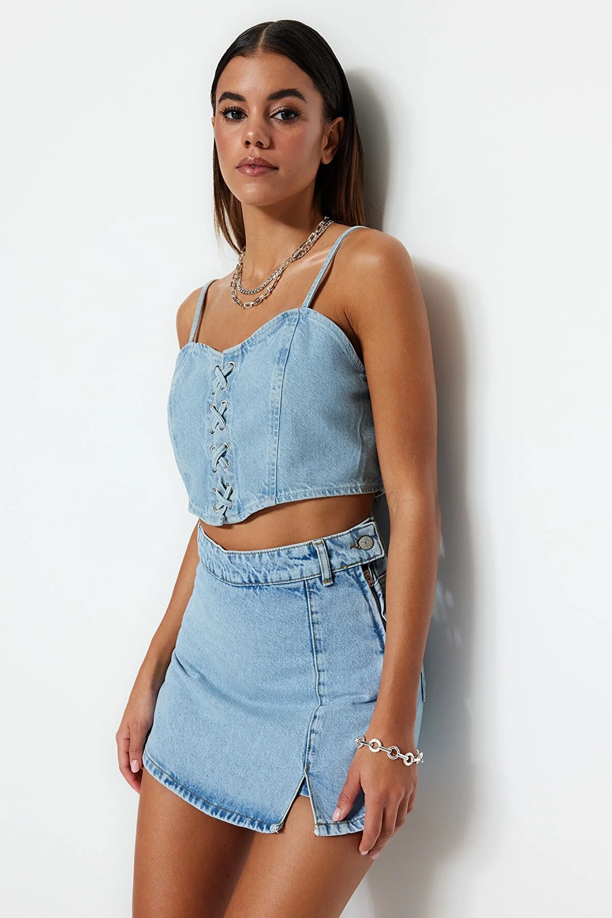 Trendyol Collection  Blauer, geschlitzter Denim-Shorts-Rock TWOSS23SR00091