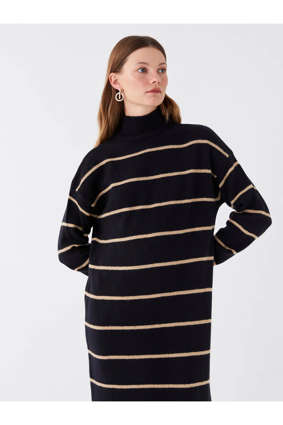 LC Waikiki  Gestreiftes, langärmliges Damen-Strickkleid mit halbem Rollkragen