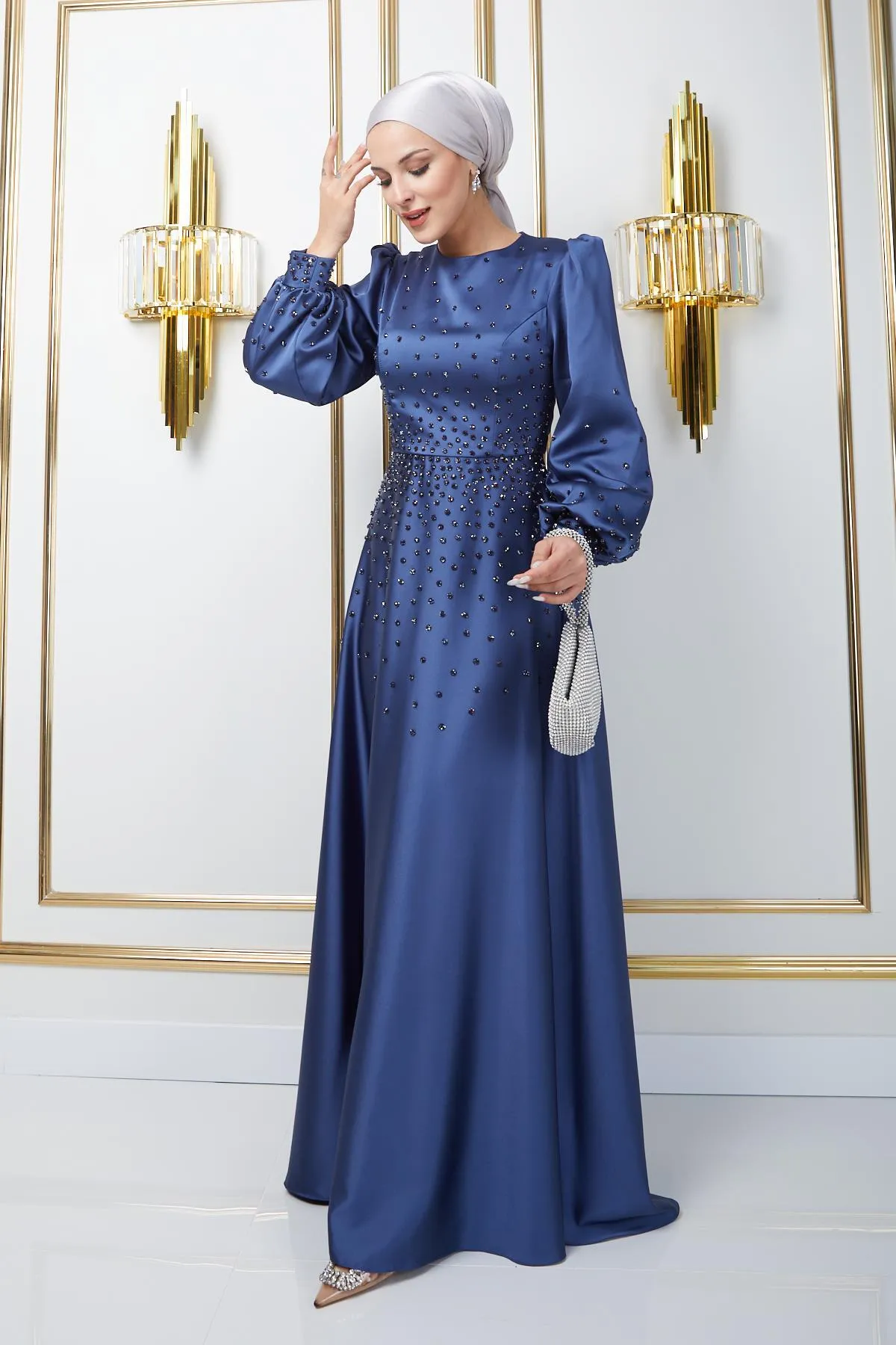 Olcay  Satin-Abendkleid mit verteilten Steindetails auf der Vorderseite und den Ärmeln K. INDİGO 1658