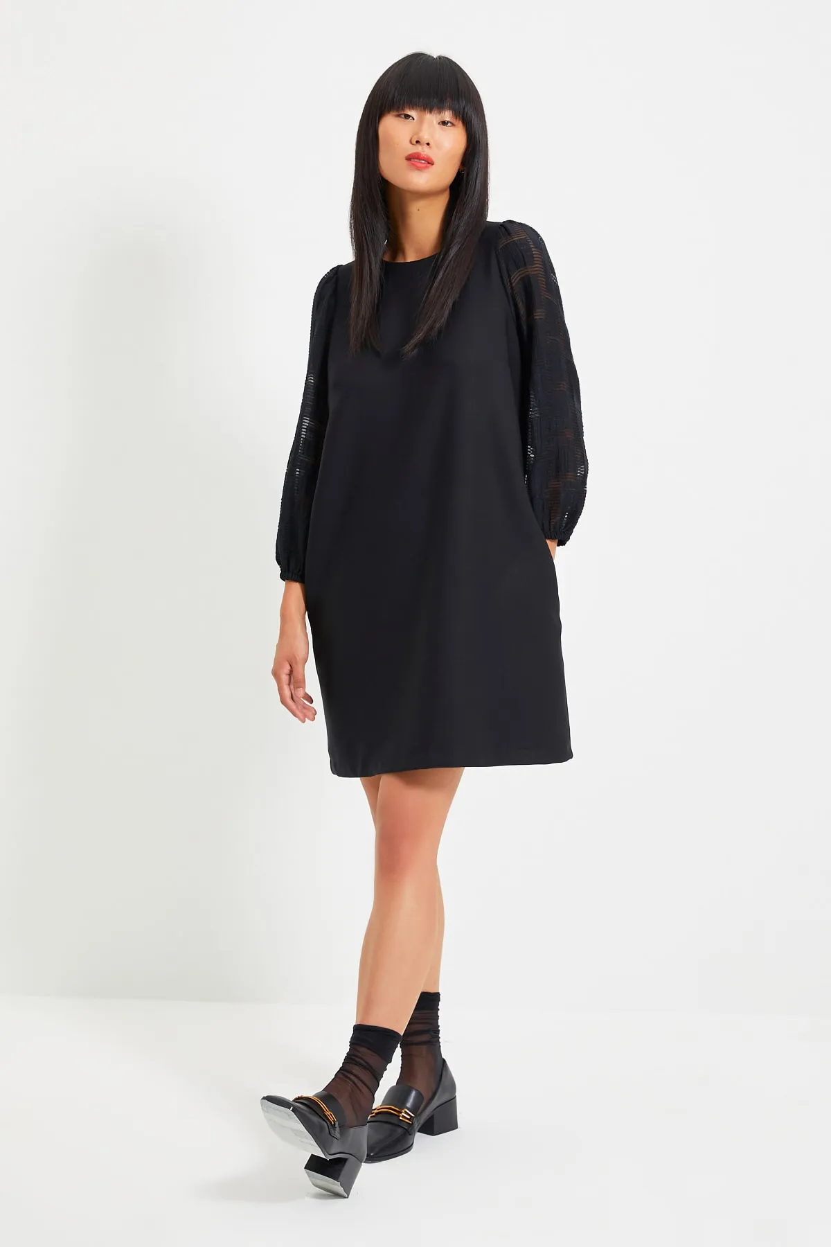 Trendyol Collection  Schwarzes Webkleid mit weiten Ärmeln und detailliertem Ausschnitt TWOAW22EL0124