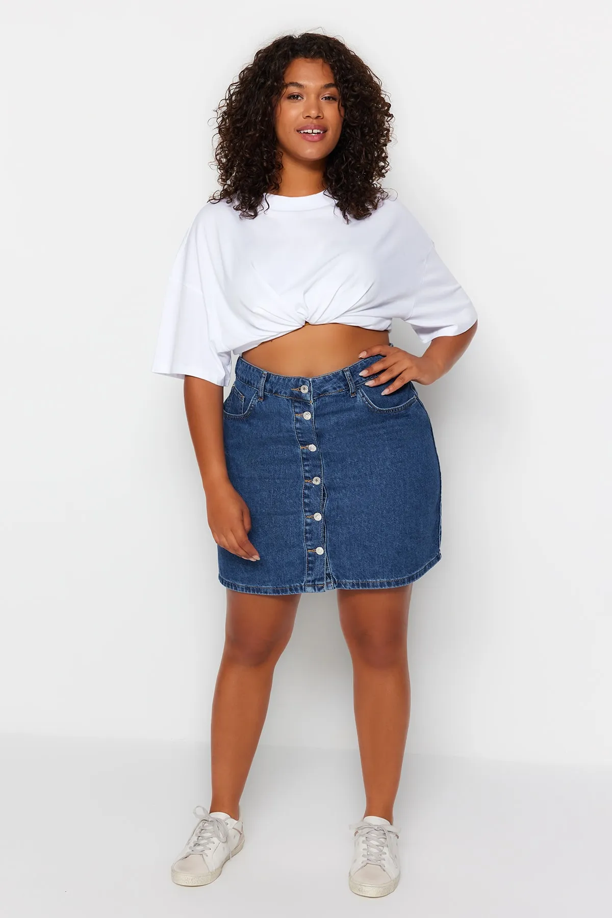 Trendyol Curve  Hellblauer Jeansrock mit hoher Taille und Knöpfen TBBSS23AZ00005