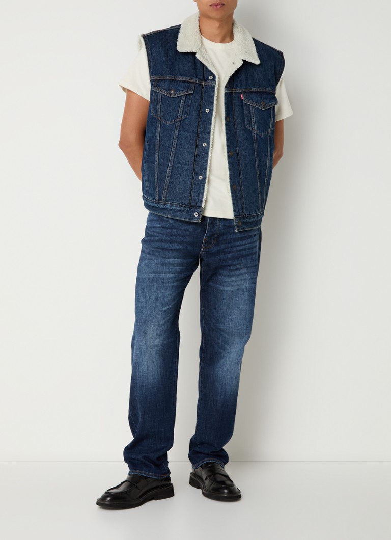 Jachetă din denim Levi's Type 3 cu căptușeală din sherpa, buzunare la piept și căptușeală moale.