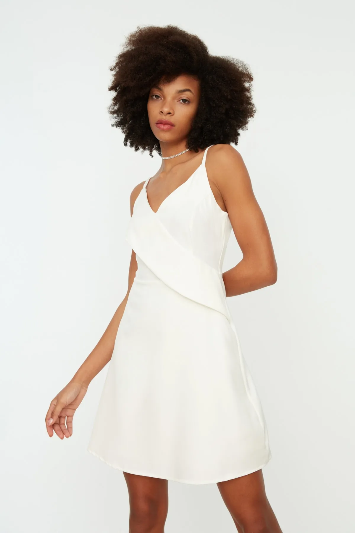 Trendyol Collection  Weißes A-Linien-Kleid aus gewebtem Mini-Volant mit Trägern und V-Ausschnitt TWOSS20EL1123