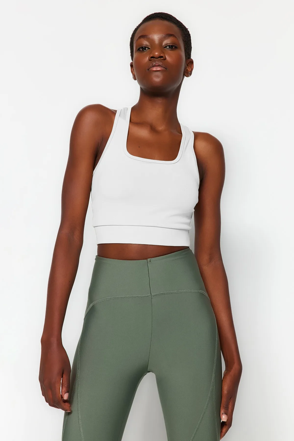 Trendyol Collection  Weißer gestrickter Sport-BH mit stützendem/formendem Rücken und quadratischem Kragen TWOSS22SS0040