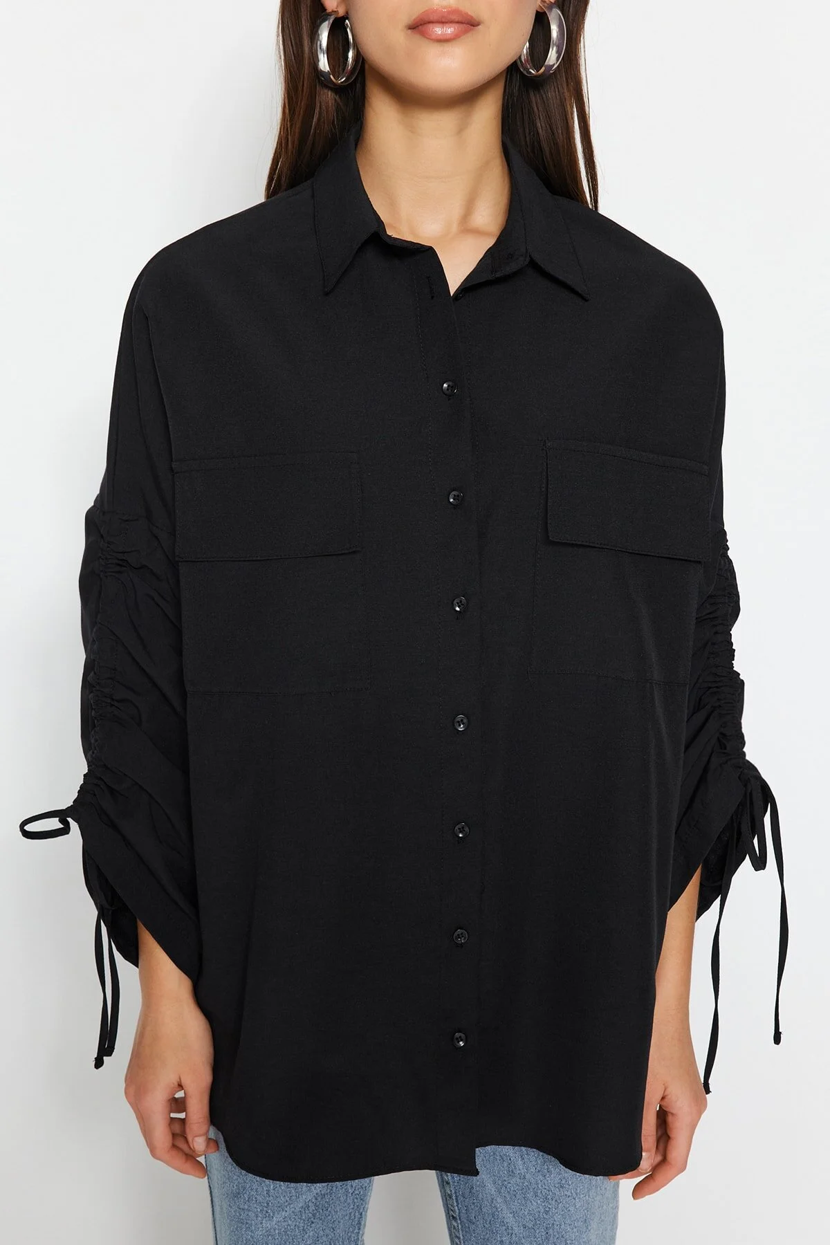 Trendyol Modest  Schwarzes Hemd aus gewebter Baumwolle mit verstellbaren Ärmeln und Raffung, TCTSS23TG00011