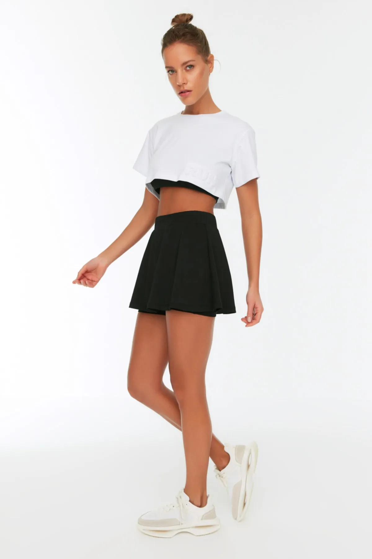 Trendyol Collection  Schwarzer 2-lagiger Tennis-Strick-Sportshortsrock mit Shorts innen TWOSS22SR00067
