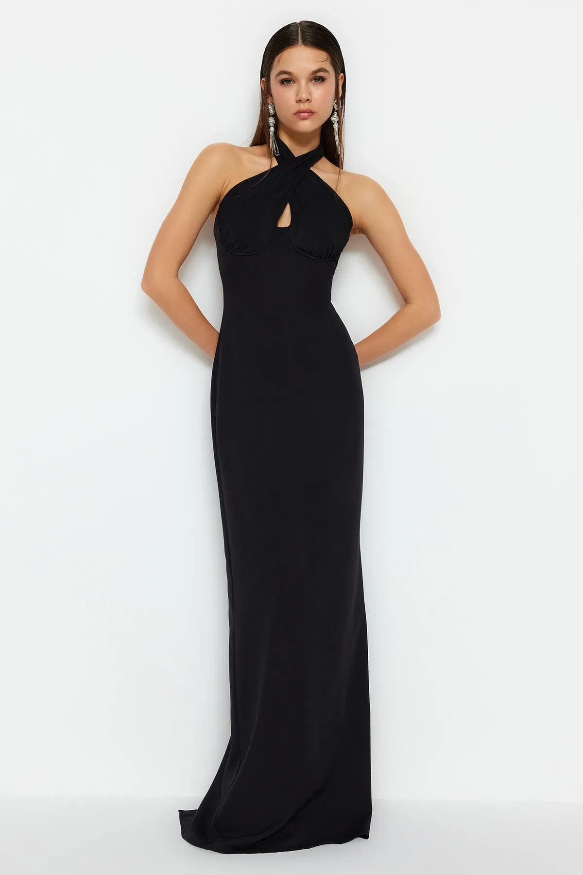 Trendyol Collection  Schwarzes langes Abendkleid mit gewebtem Fenster/Ausschnitt-Detail TPRSS23AE00189