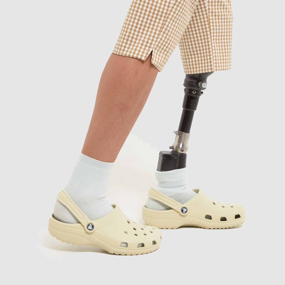 Crocs klasszikus klumpa szandál kő színben