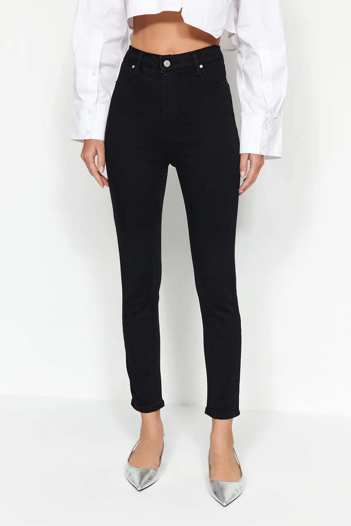 Trendyol Collection  Schwarze Jegging-Jeans mit hoher Taille TWOAW24JE00264