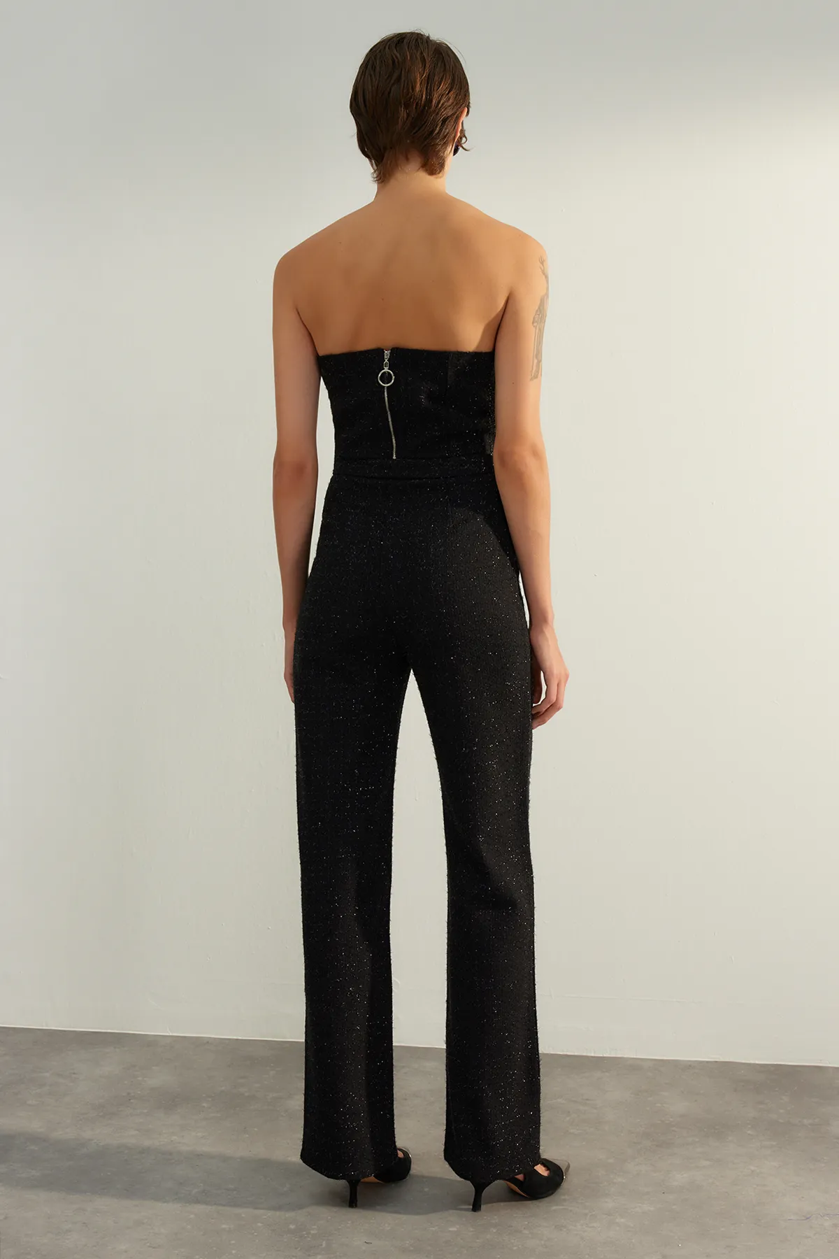 Trendyol Collection  Schwarze, gerade geschnittene, hochwertige Lurex-Hose mit Vorfachgewebe zum Aufbügeln in Schwarz TWOAW24PL00299