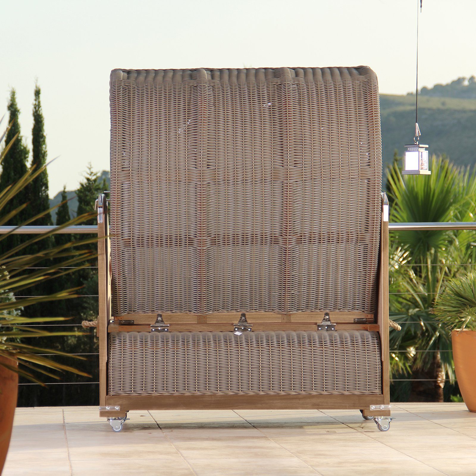 DERKORB Strandkorb Premium Strandkorb Ostsee XXL Volllieger, 2,5 Sitzer mit Bullauge, Volllieger, Ostsee Modell 2,5 Sitzer, (1-tlg), schwenkbare Bistrotische, inkl. premium Schutzhülle, montiert