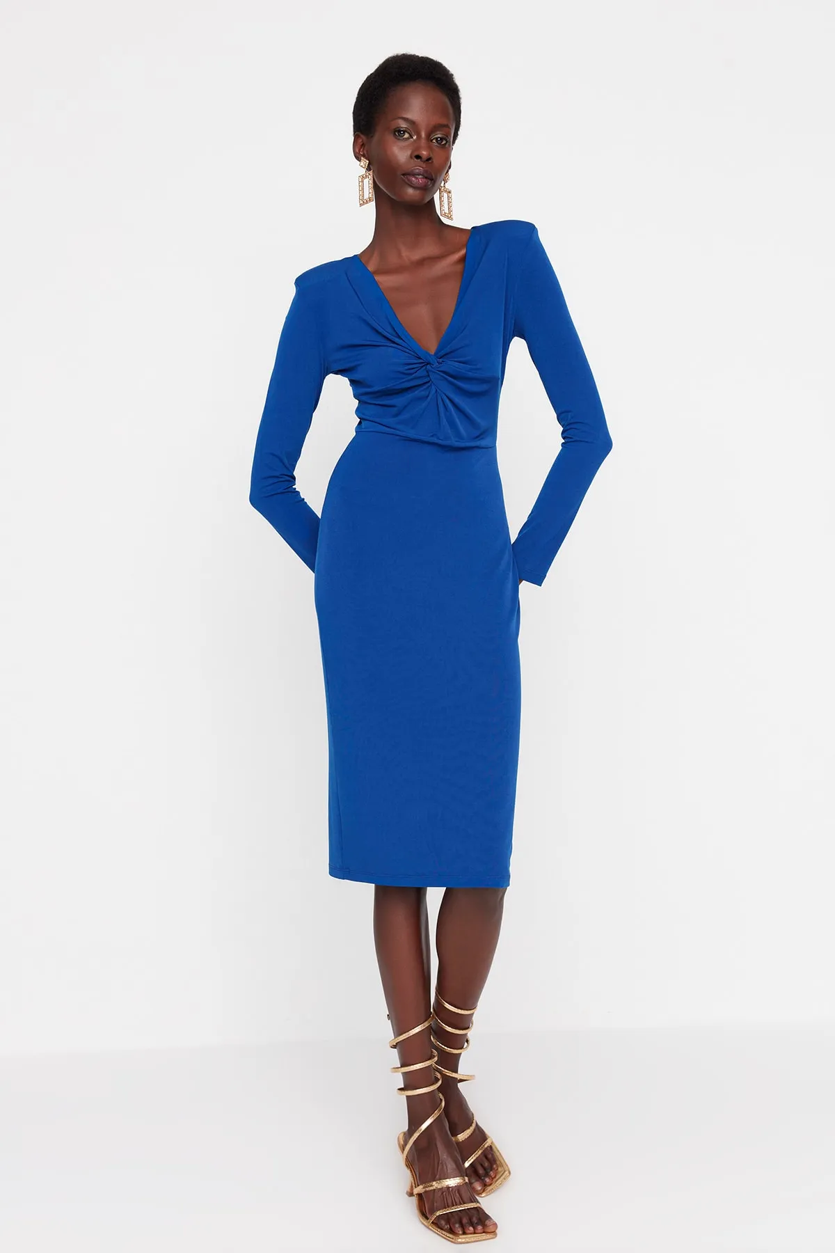 Trendyol Collection  Saks gestricktes elegantes Abendkleid mit V-Ausschnitt TPRAW23EL00270