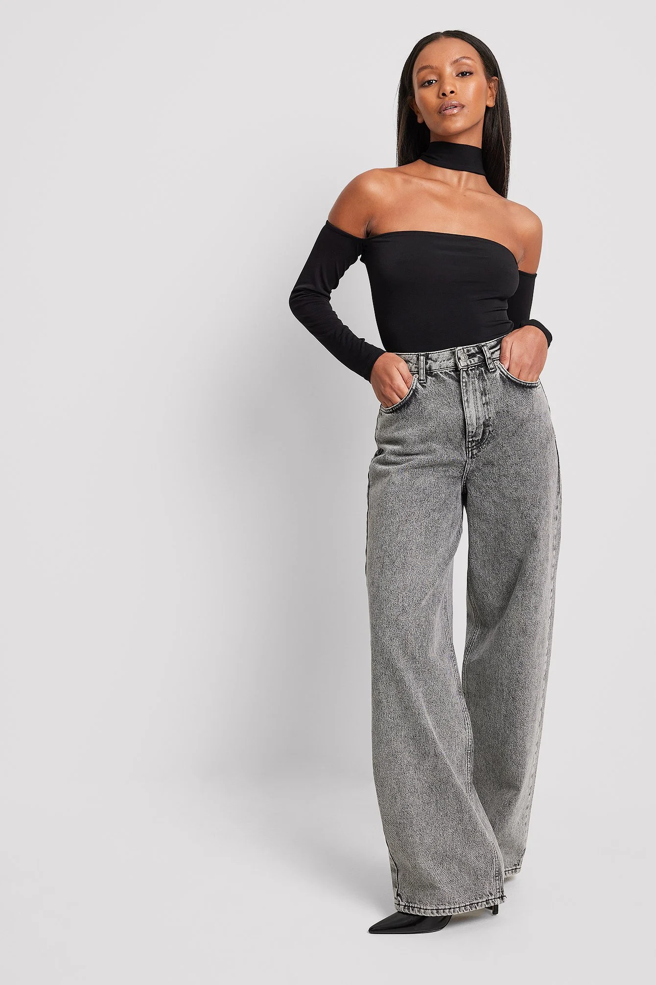 Schulterfreies Top mit Choker-Detail