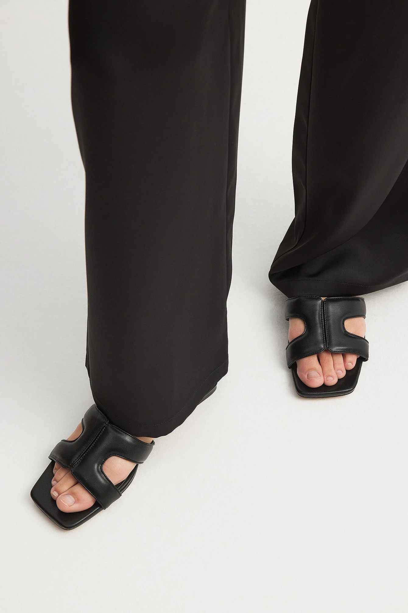 Flache Schuhe mit Cut-Out