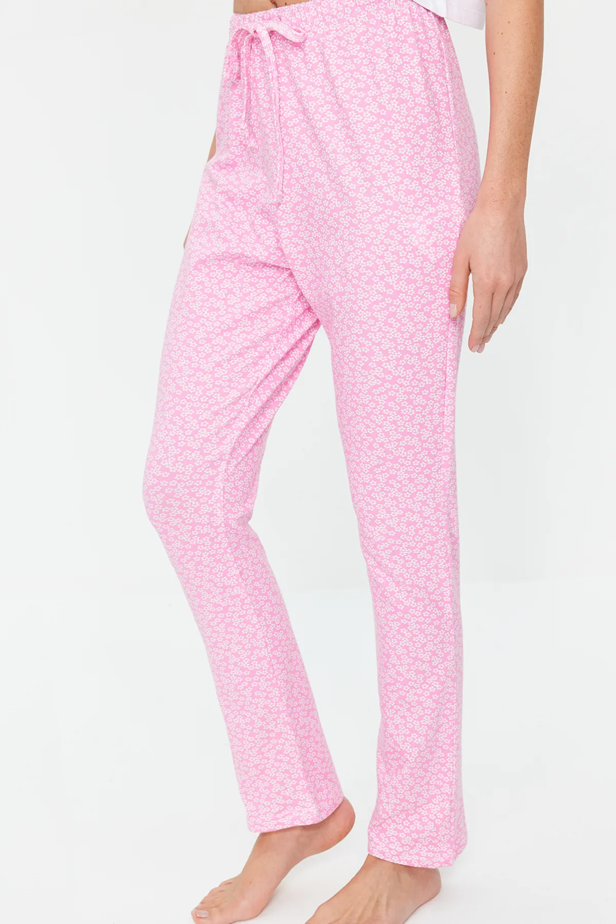 Trendyol Collection  Gestrickte Pyjamahose aus rosafarbener Baumwolle mit Blumenmuster THMSS23PJ00005