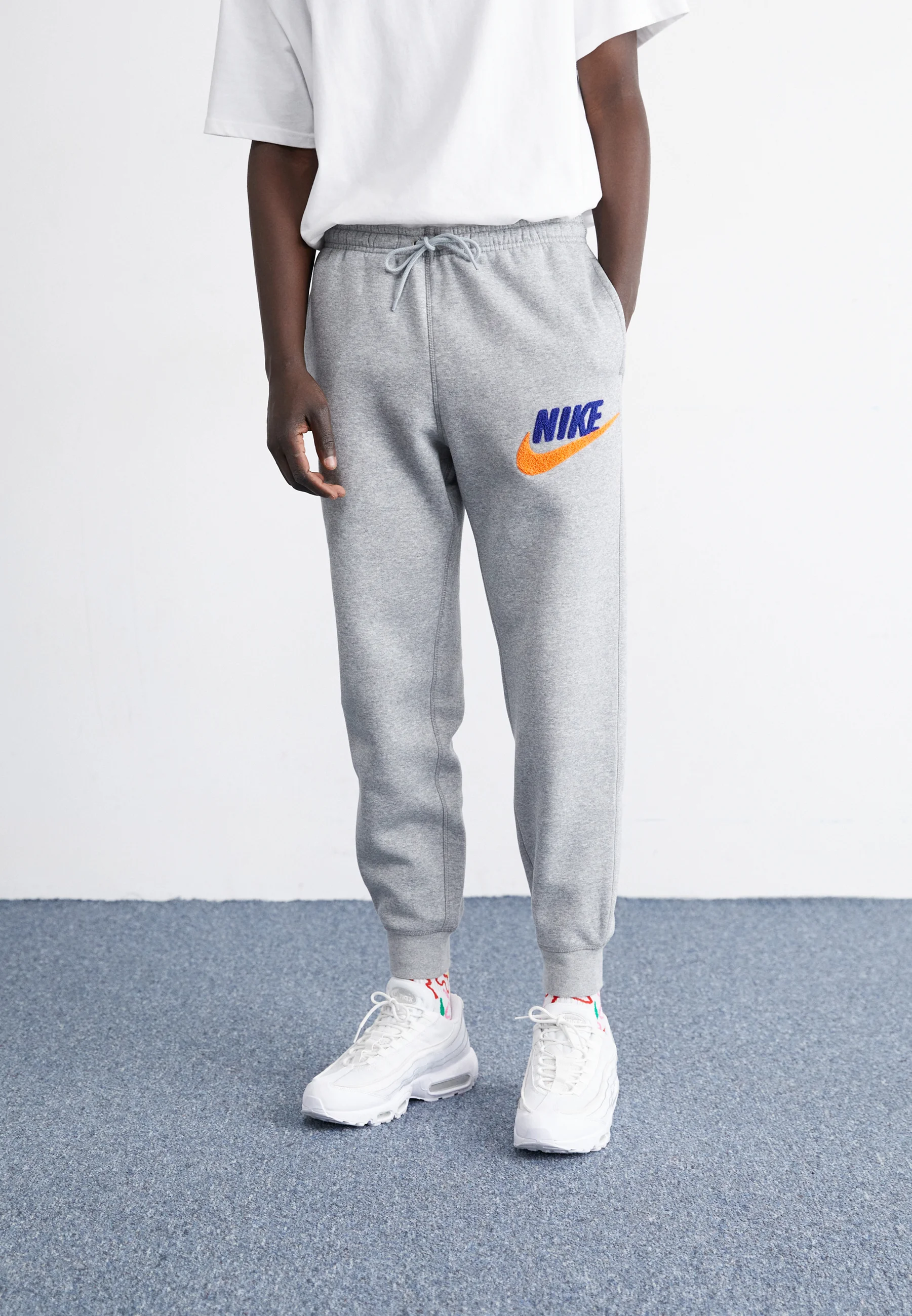 Nike Sportswear CLUB JOGGER - Pantalones de chándal