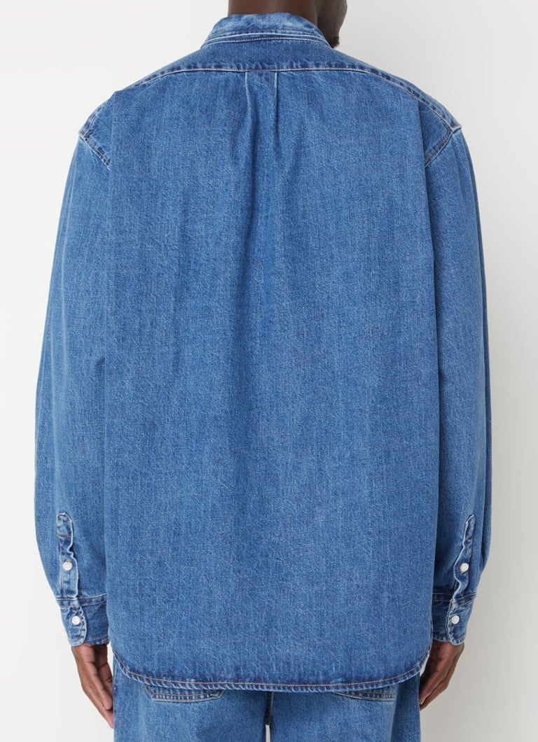 Camisa jeans oversized Sinclair da Frankie Shop com bolso no peito