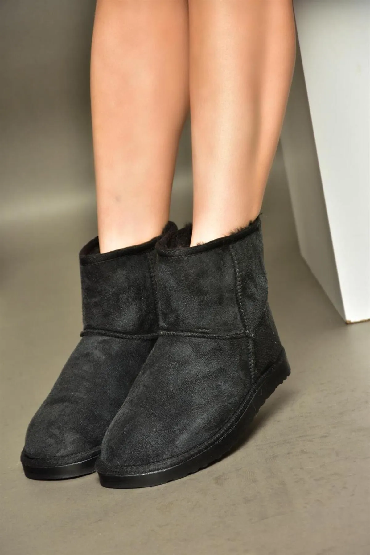 Fox Shoes  R612026502 Schwarze Wildlederstiefel für Damen mit Federn innen