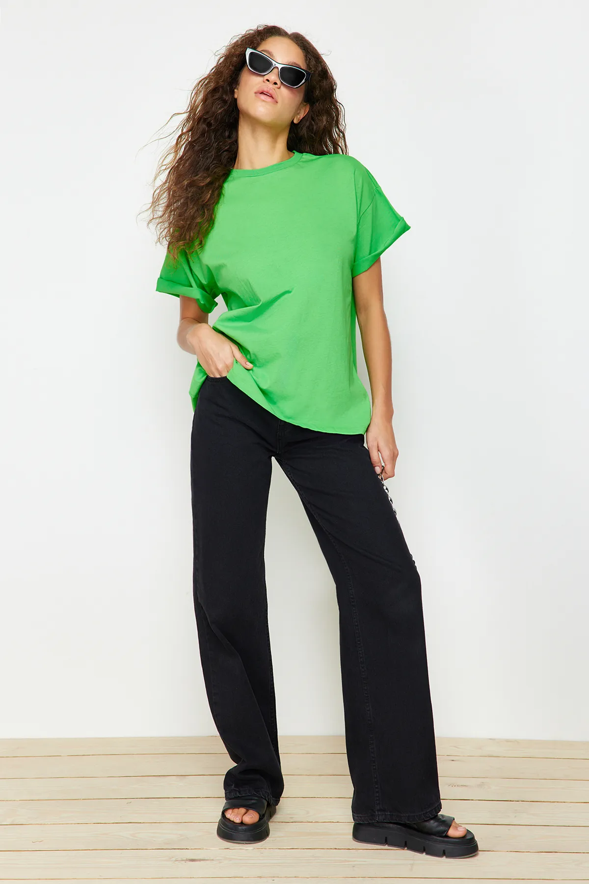 Trendyol Collection  Grünes, übergroßes/weites Strick-T-Shirt mit Rundhalsausschnitt aus 100 % Baumwolle TWOSS20TS0134