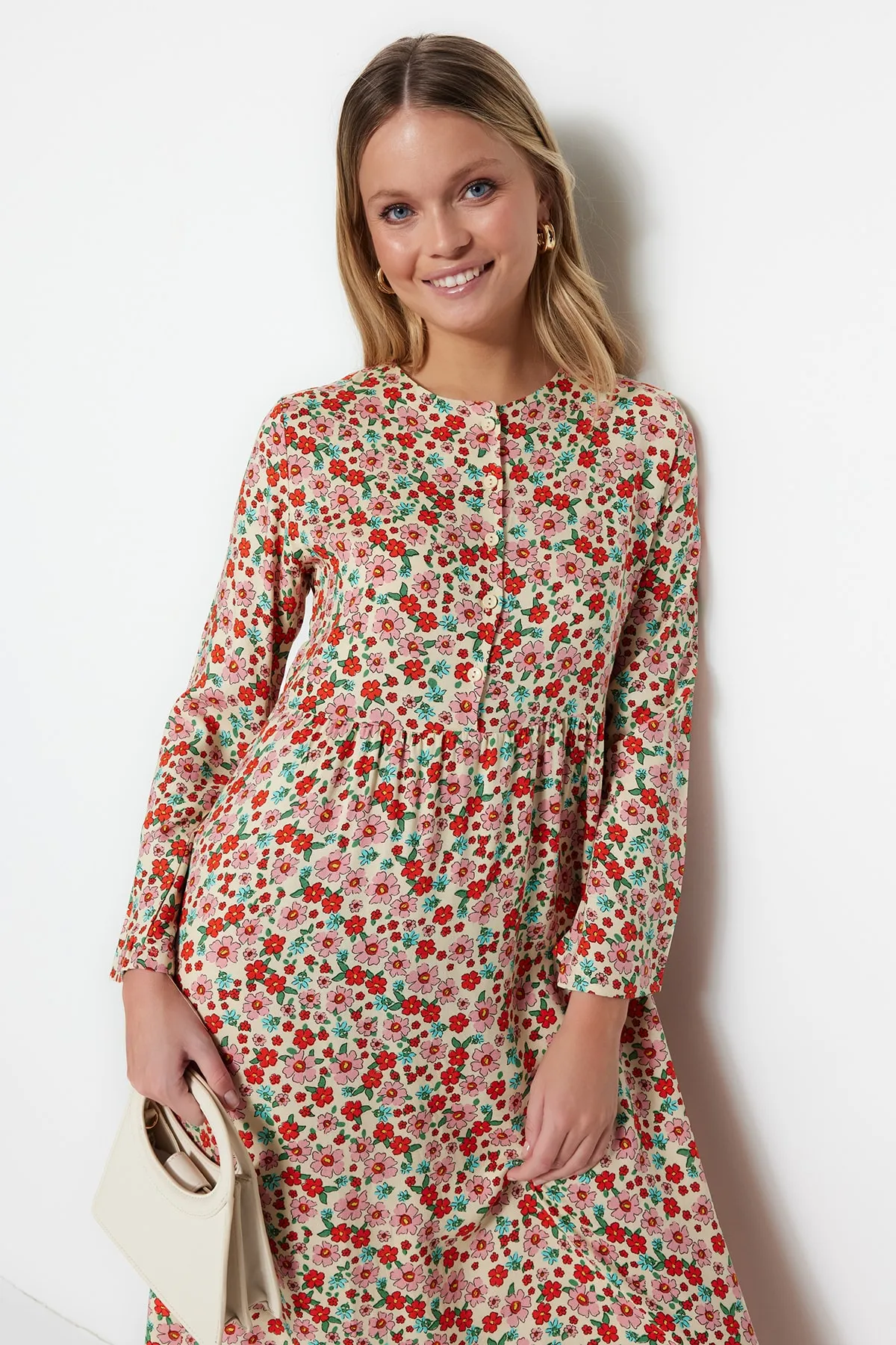 Trendyol Modest  Mehrfarbiges Kleid aus 100 % Viskosegewebe mit halber Knopfleiste und Blumendruck TCTSS23EB00298