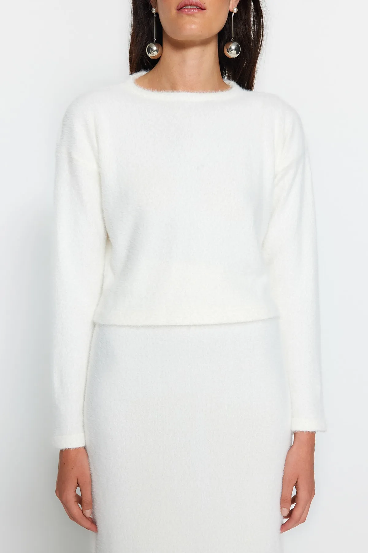 Trendyol Collection  Ecrufarbener, kurzer, weicher, strukturierter Pelzrock aus Strickoberteil und -unterteil TWOAW24AU00064
