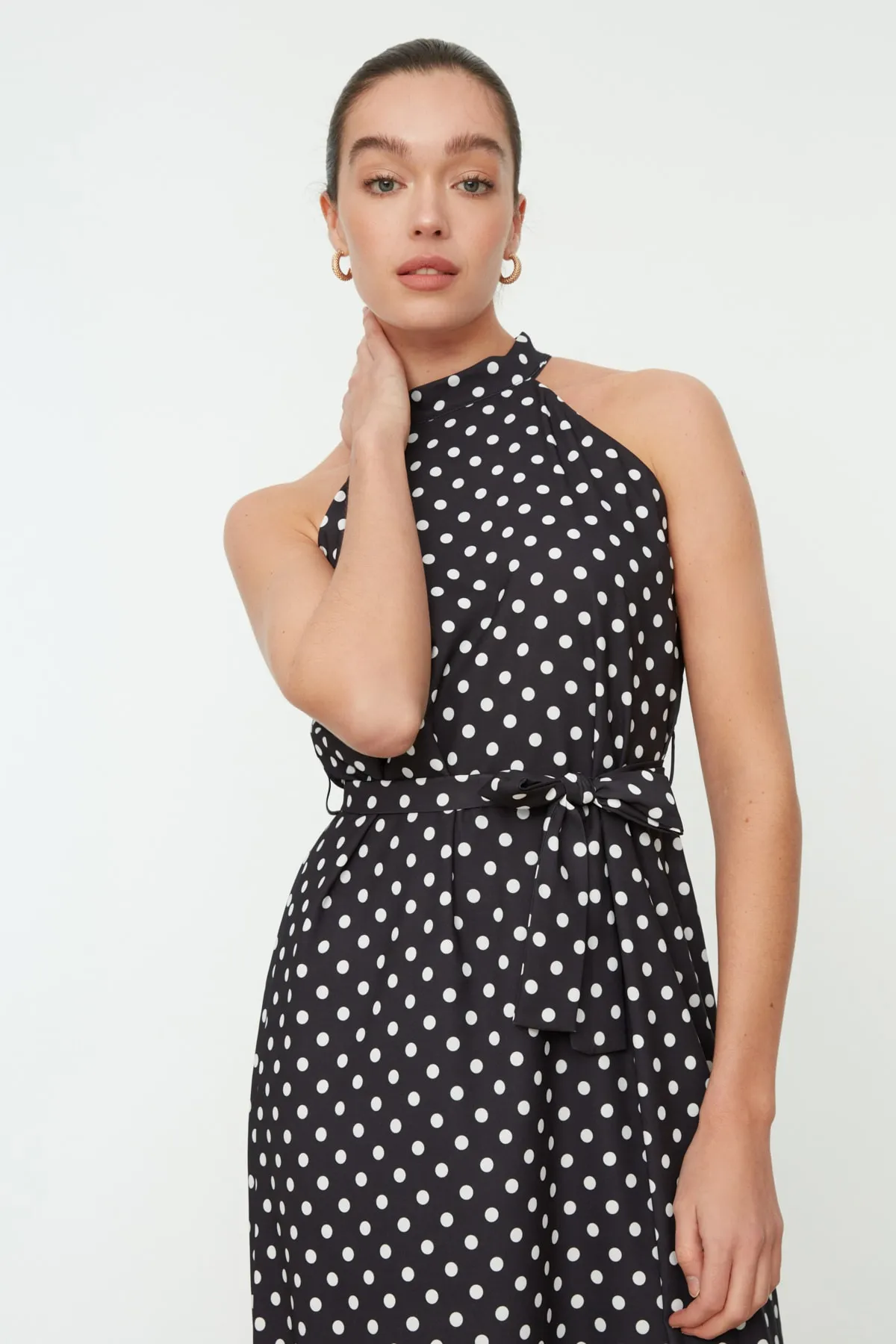 Trendyol Collection  Schwarzes, gewebtes Midikleid mit gepunktetem Gürtel und Gürtel TWOSS19YD0032