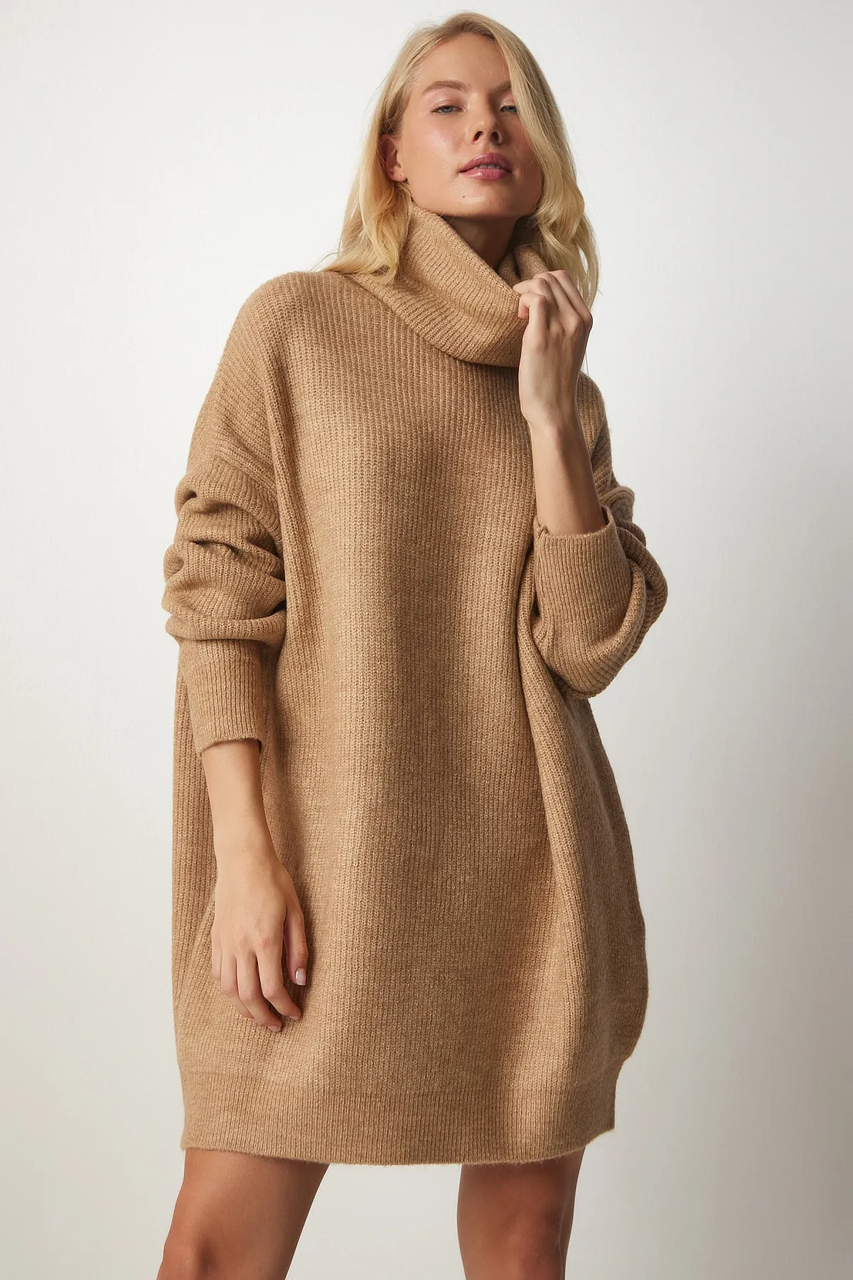 Happiness İstanbul  Langer Rollkragenpullover für Damen in Keksoptik, MX00107