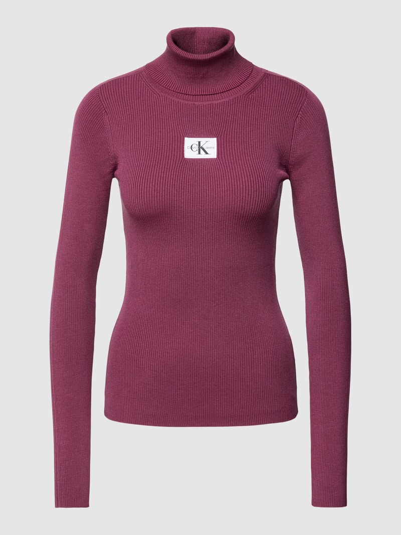 Rollkragenpullover in Ripp-Optik mit Label-Patch in aubergine