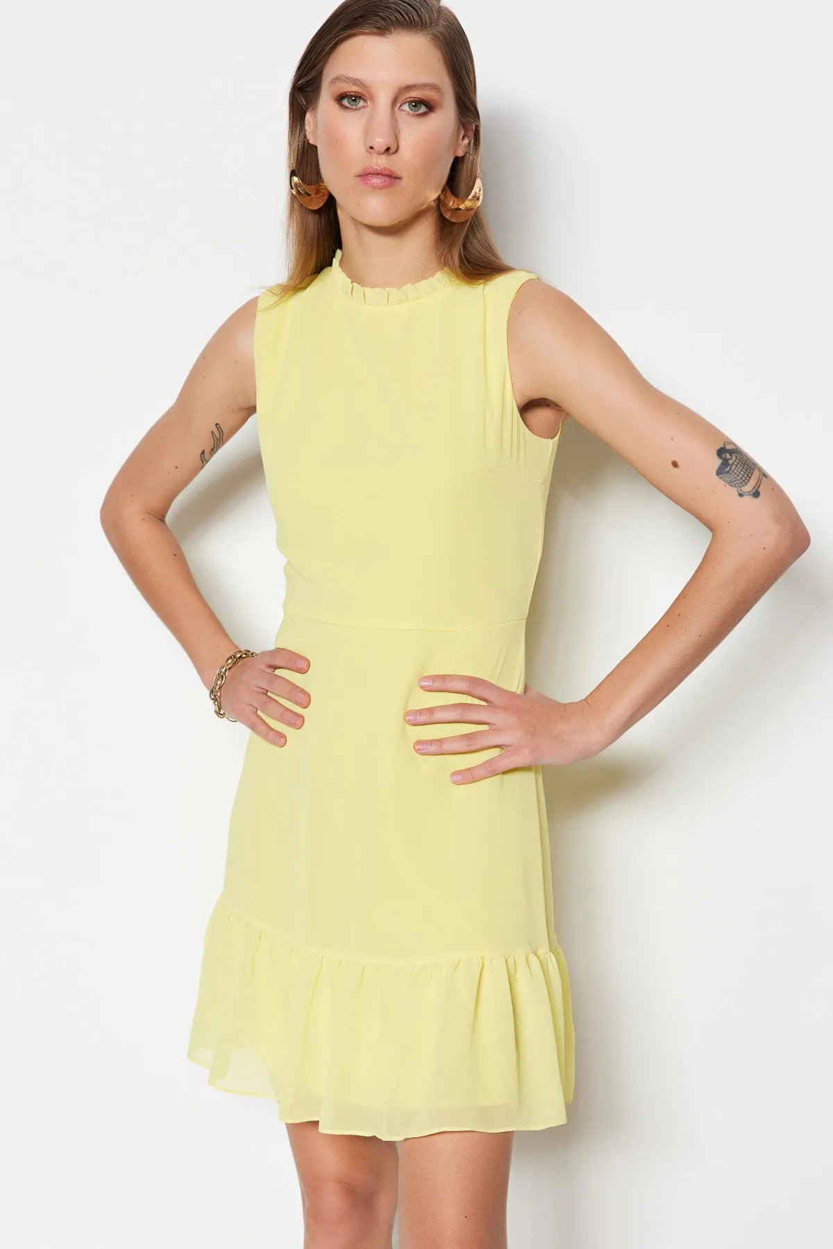 Trendyol Collection  Gelber gewebter Minirock mit hohem Kragen, gewebtes Kleid mit Rüschen TWOSS20EL0237
