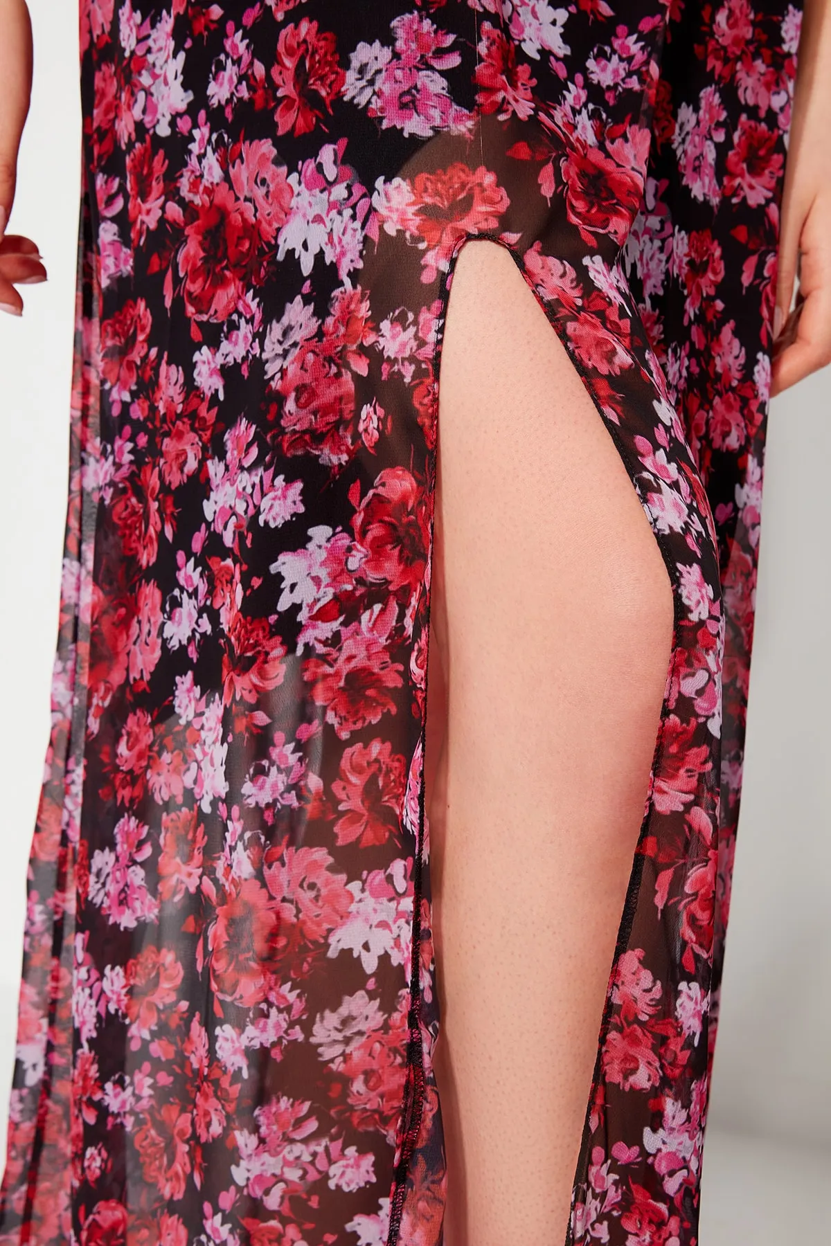 Trendyol Collection  Rotes A-Linien-gefüttertes Maxi-Webkleid mit Fensterausschnitt/Ausschnitt und detailliertem Blumendruck TWOSS20EL1270