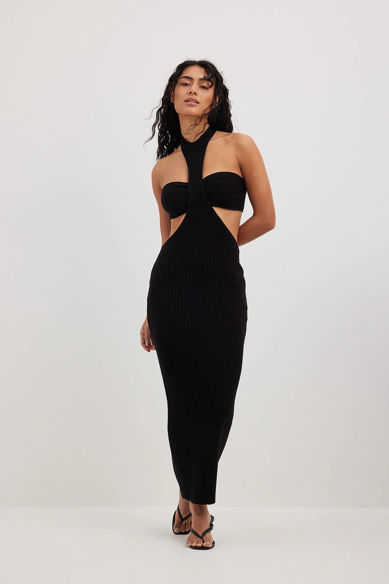 Feingestricktes Maxikleid mit Cut-out-Details