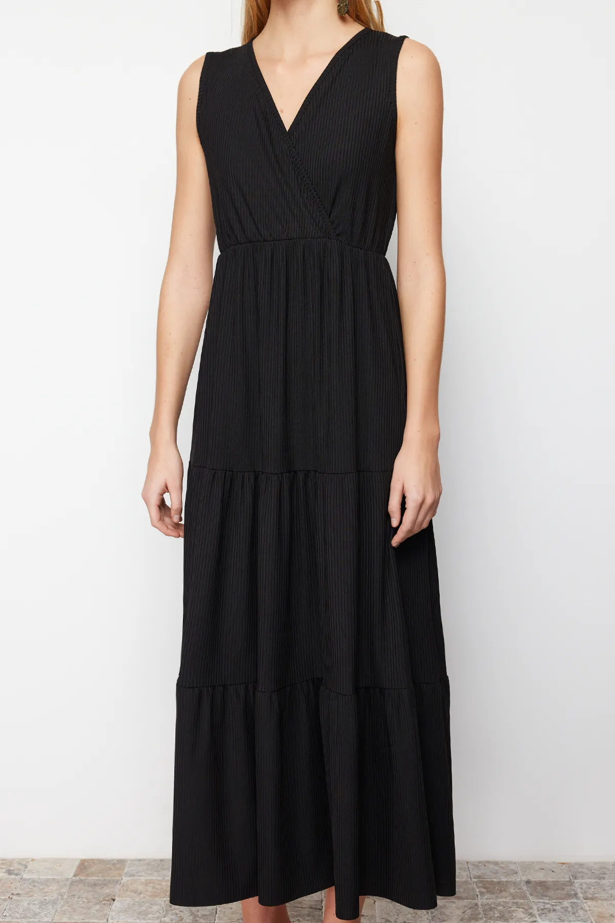 Trendyol Collection  Schwarzes ärmelloses Maxi-Strickkleid in A-Linie mit V-Ausschnitt TWOSS22EL1588