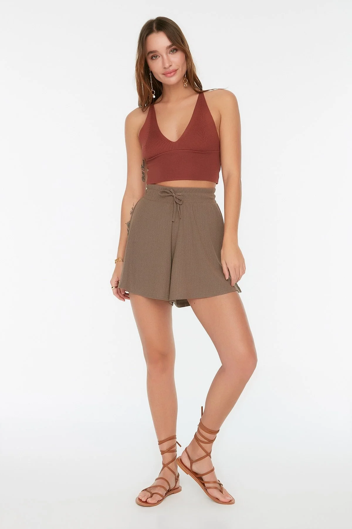 Trendyol Collection  Nerzfarbene Shorts mit lockerer Passform und normaler Taille, Wickel-/Strukturstrick-Shorts TWOSS22SR0212