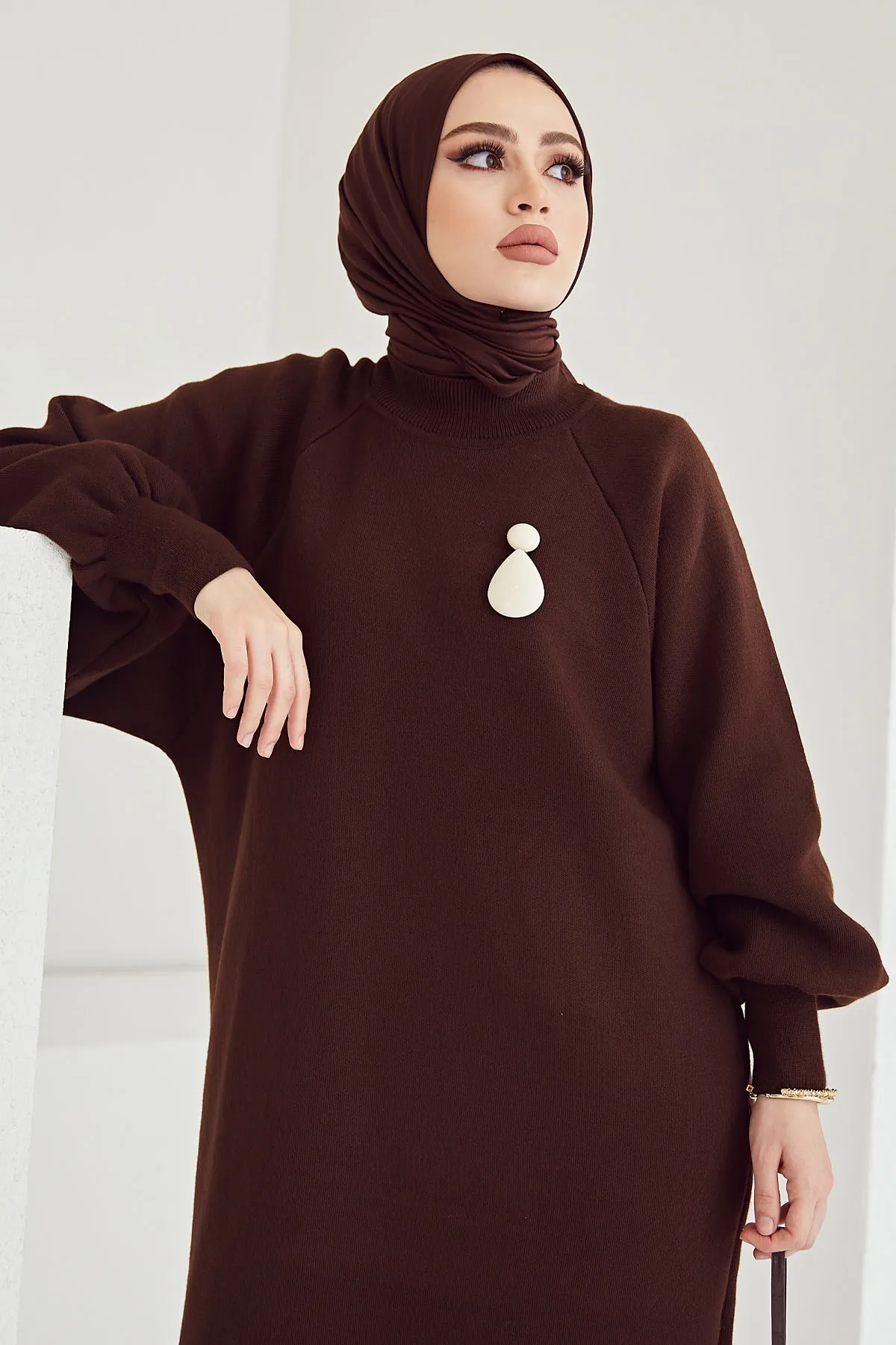 InStyle  Mina Hijab-Kleid aus Strick mit Ballonärmeln – Bitterbraun