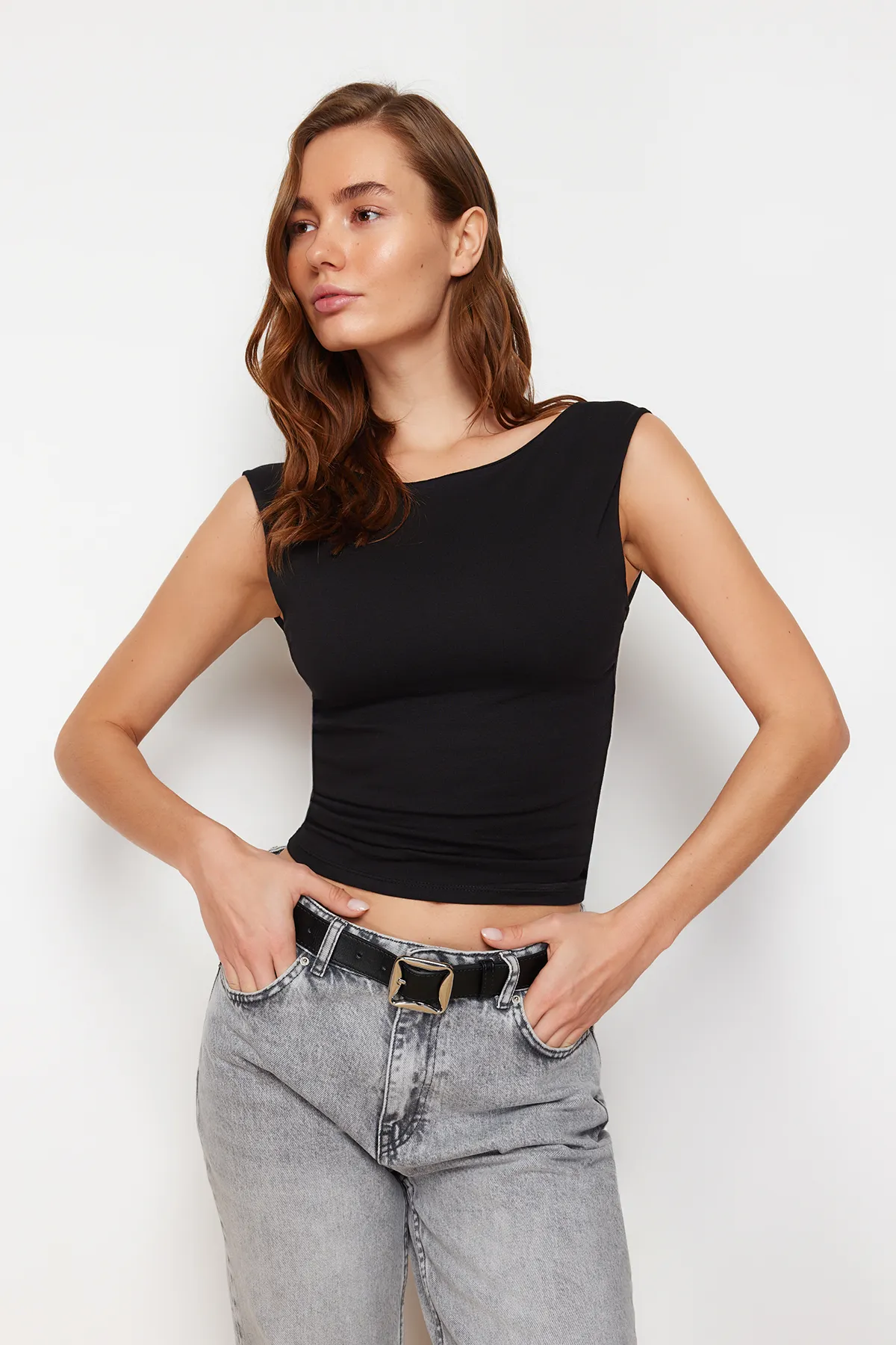 Trendyol Collection  Schwarze, rückenfreie, taillierte, elastische Strickbluse aus Baumwolle in normaler Länge TWOSS24BZ00031