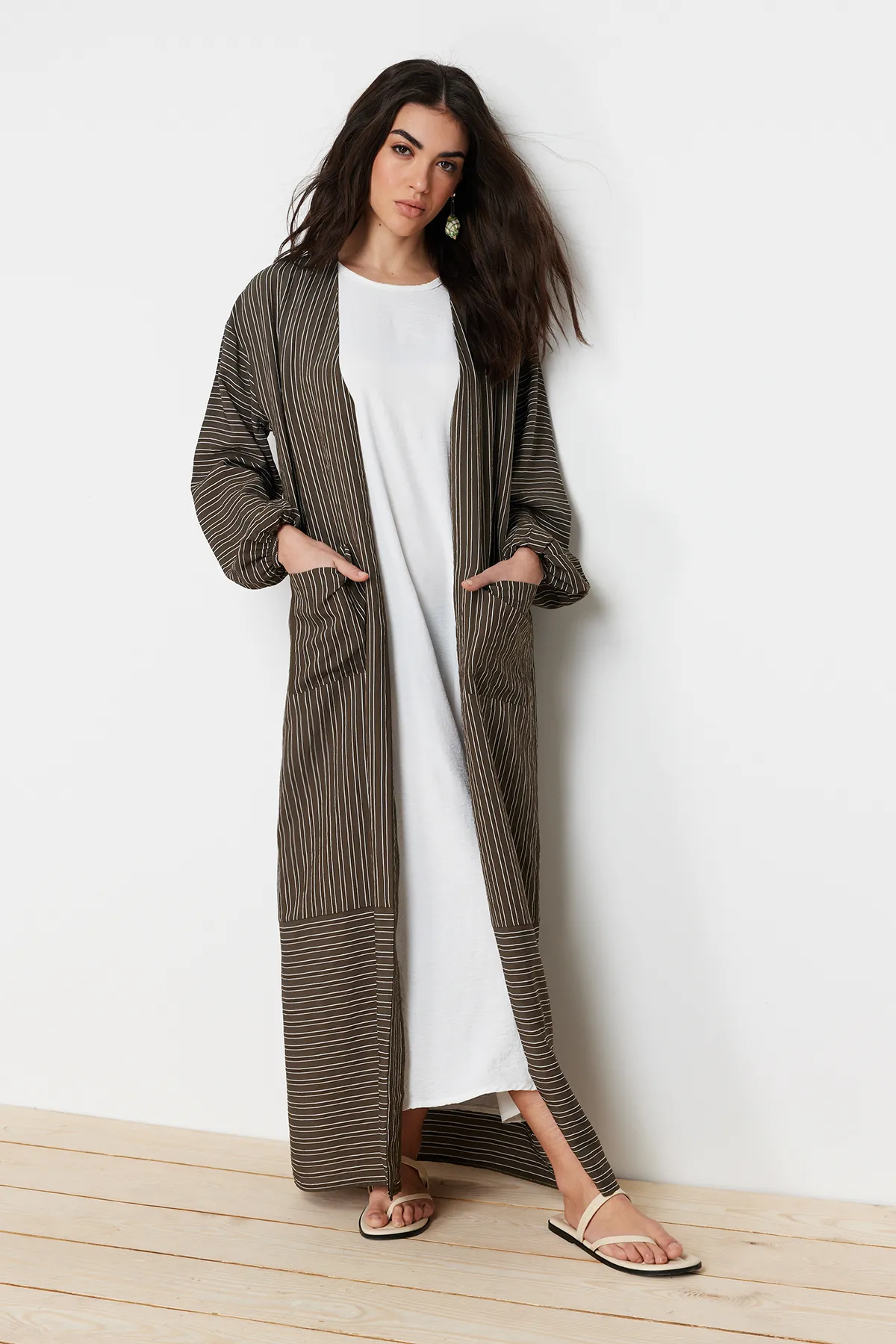 Trendyol Modest  Khakifarbene lange, gestreifte, gewebte Mütze in Leinenoptik & Ferace & Abaya TCTSS24KF00003