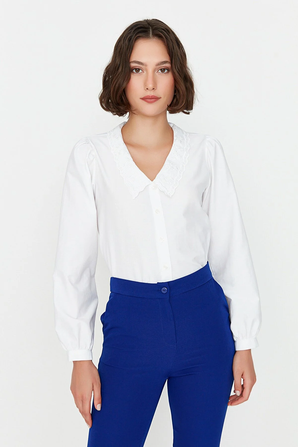 Trendyol Collection  Weißes, besticktes Baumwollhemd mit Stickereidetails - TWOAW21GO0005