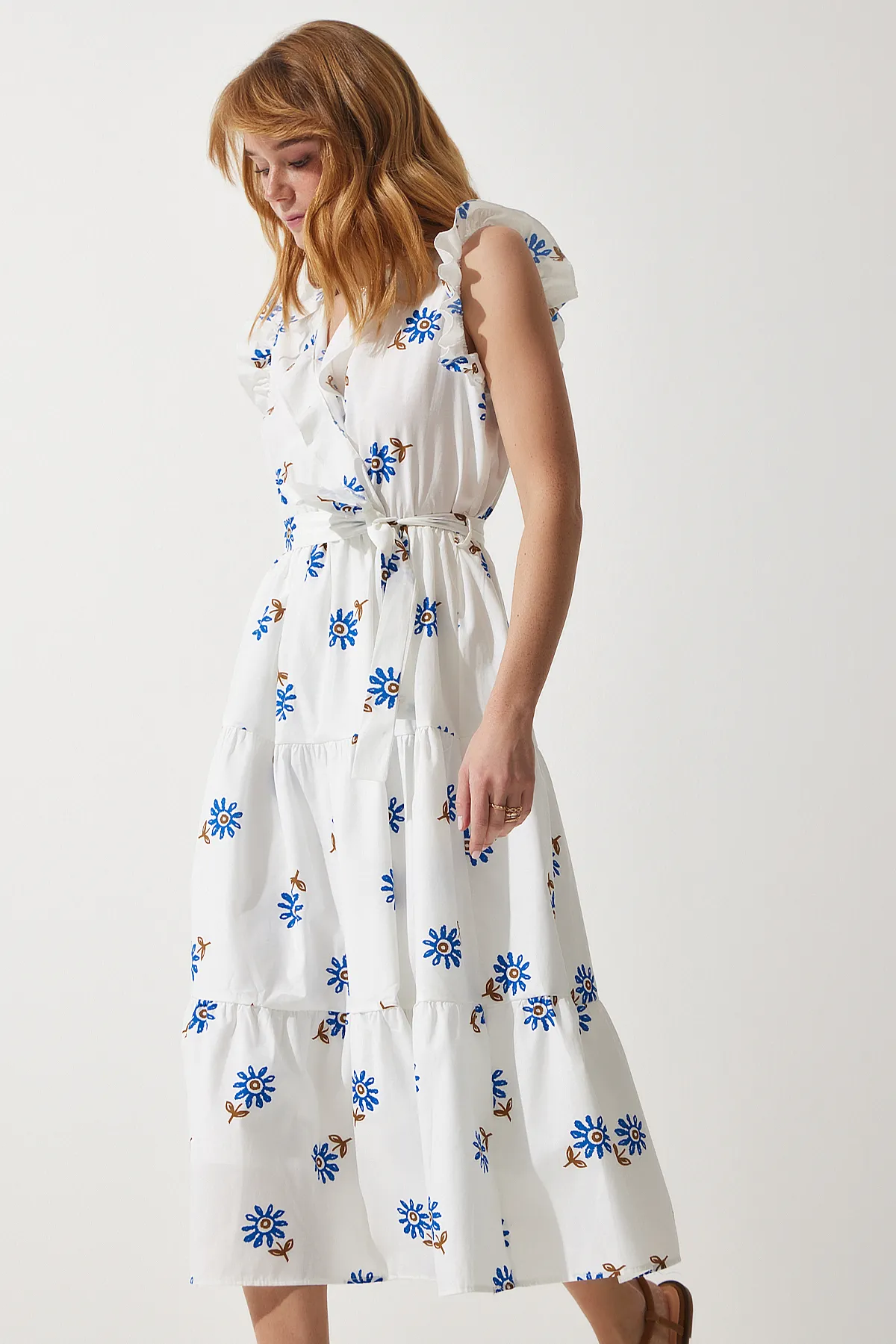 Happiness İstanbul  Weißes Sommerkleid für Damen mit Blumenmuster, Gürtel und Rüschendetail DK00165