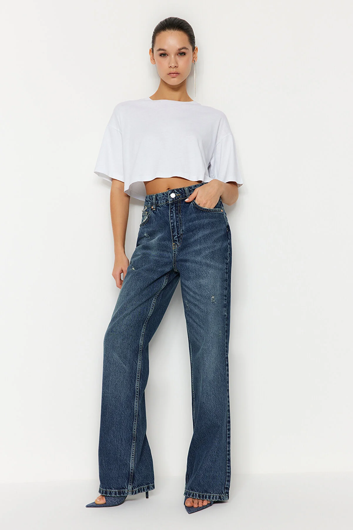 Trendyol Collection  Blaue, nachhaltigere, zerrissene Jeans mit hoher Taille und weitem Bein TWOSS24JE00023