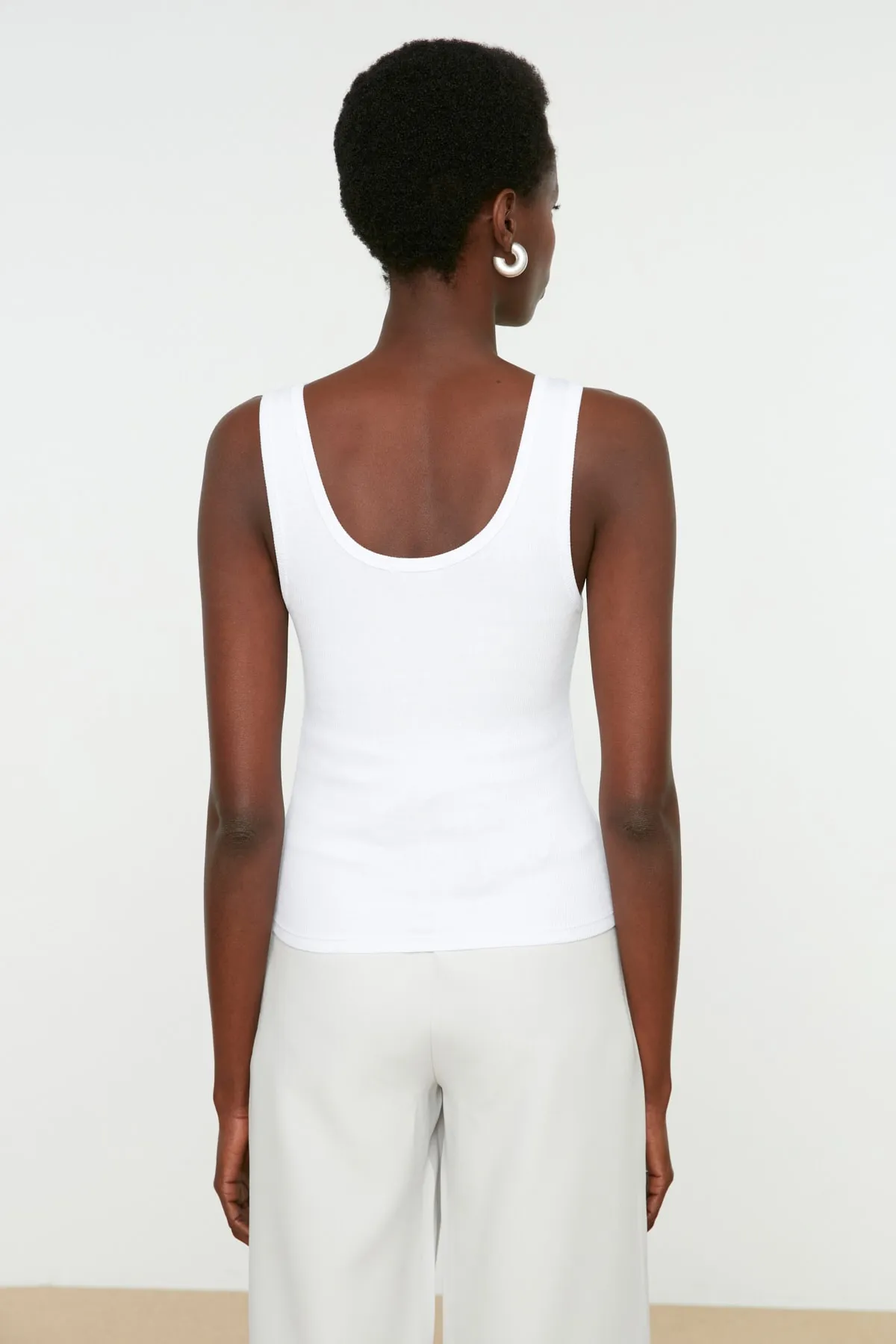 Trendyol Collection  Weißes figurbetontes Tanktop aus geripptem, flexiblem Strick mit Poolkragen TWOSS22AL0042
