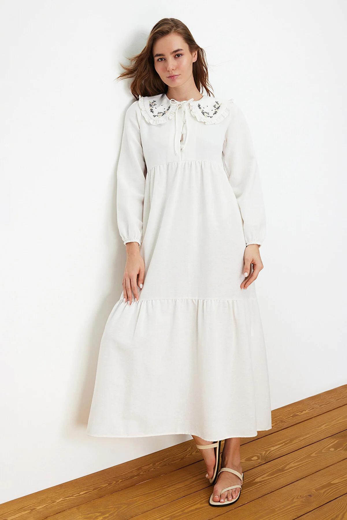 Trendyol Modest  Ecrufarbenes, gewebtes Kleid mit halber Knopfleiste und besticktem Kragen in Leinenoptik TCTSS23EB00257