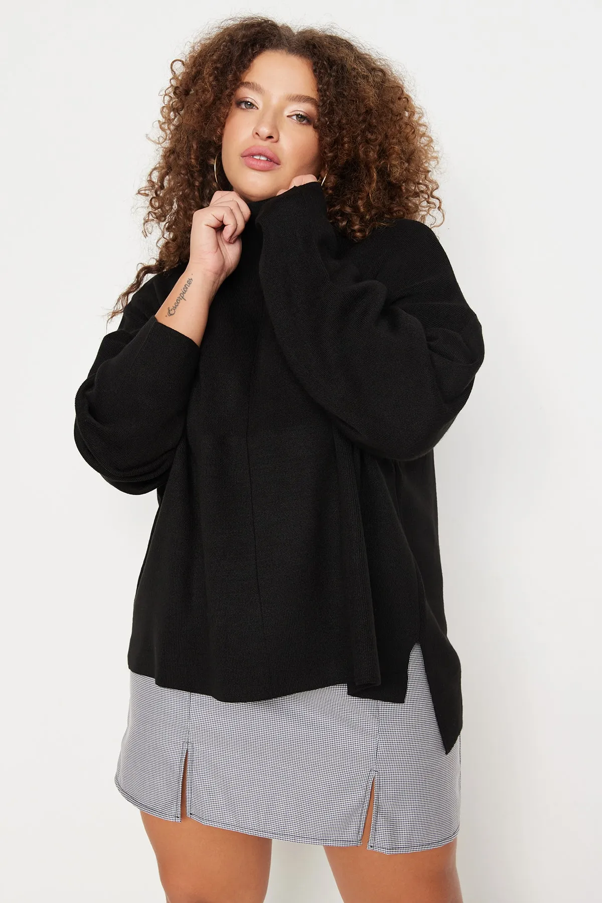 Trendyol Curve  Schwarzer Strickpullover mit Seitenschlitz TBBAW23AN00057
