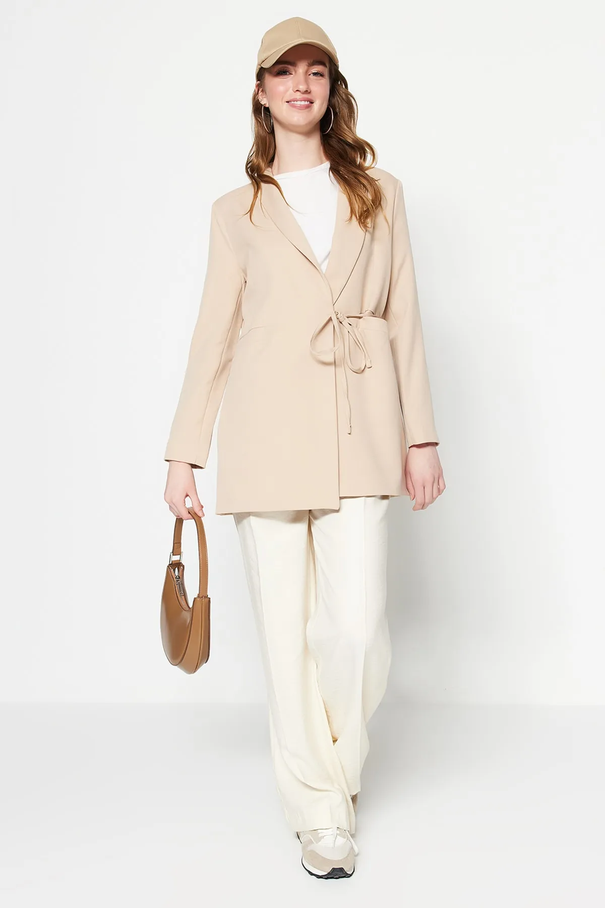Trendyol Modest  Beigefarbene Jacke mit Taillenschnürung und detailliertem Webfutter TCTSS23CK00080