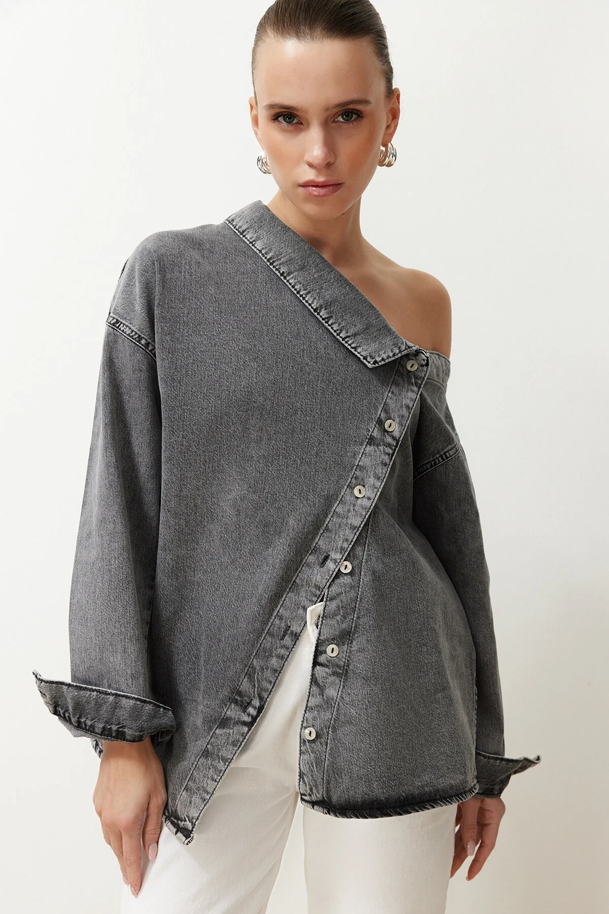 Trendyol Collection  Schwarzes Jeanshemd mit asymmetrischem Kragen und detailliertem Detail TWOSS24GO00034