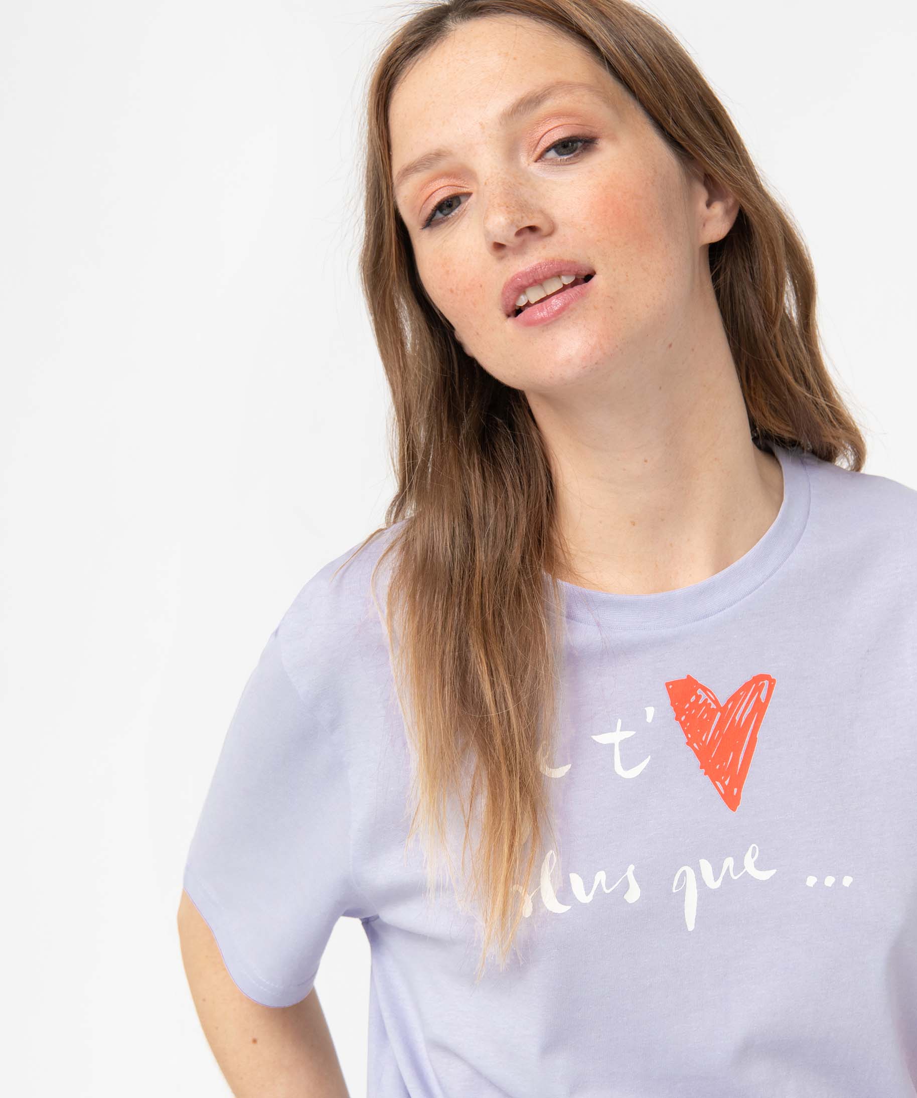 Tee-shirt femme à manches courtes avec message et coeur violet clair | GEMO