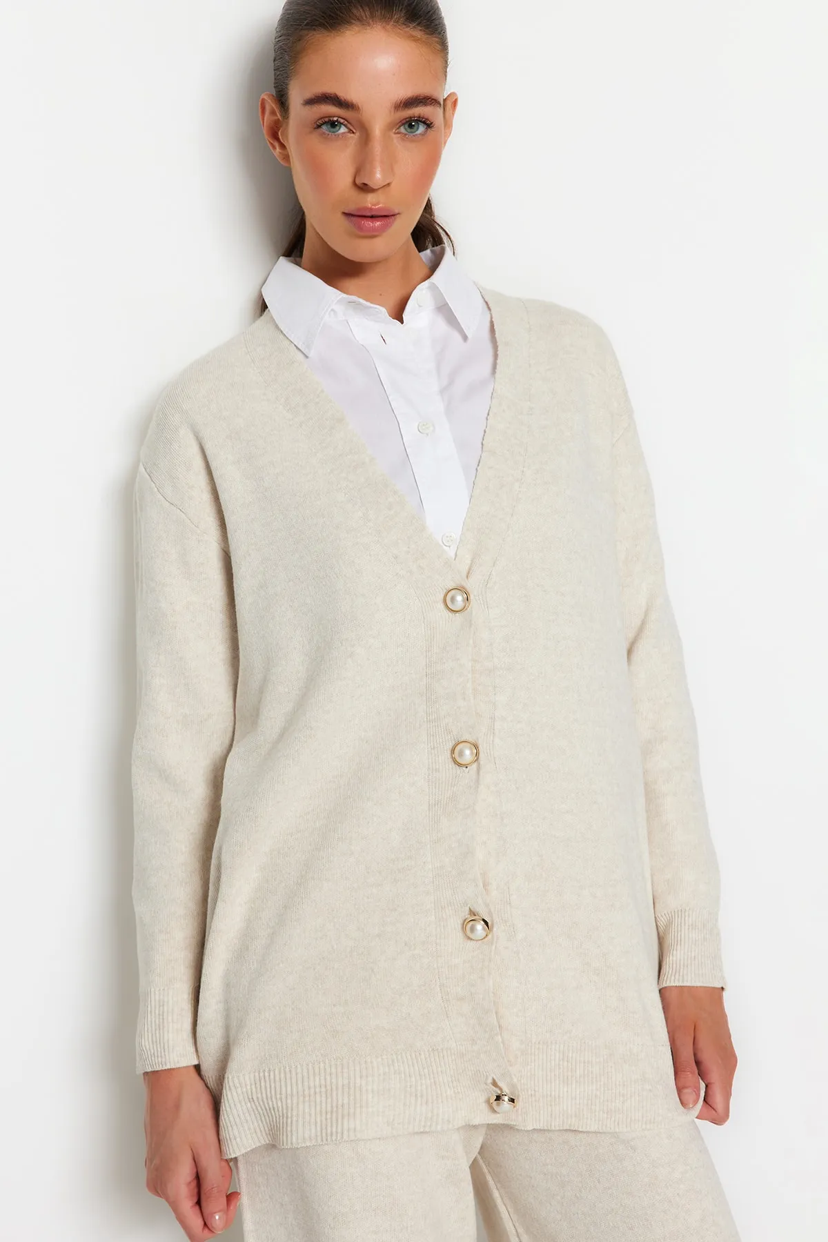 Trendyol Modest  Strickset mit Strickjacke, Hose und Oberteil mit Knopfleiste in Steinperlenoptik TCTAW24US00037