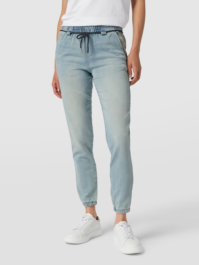 Jeans mit Gürtel in jeans