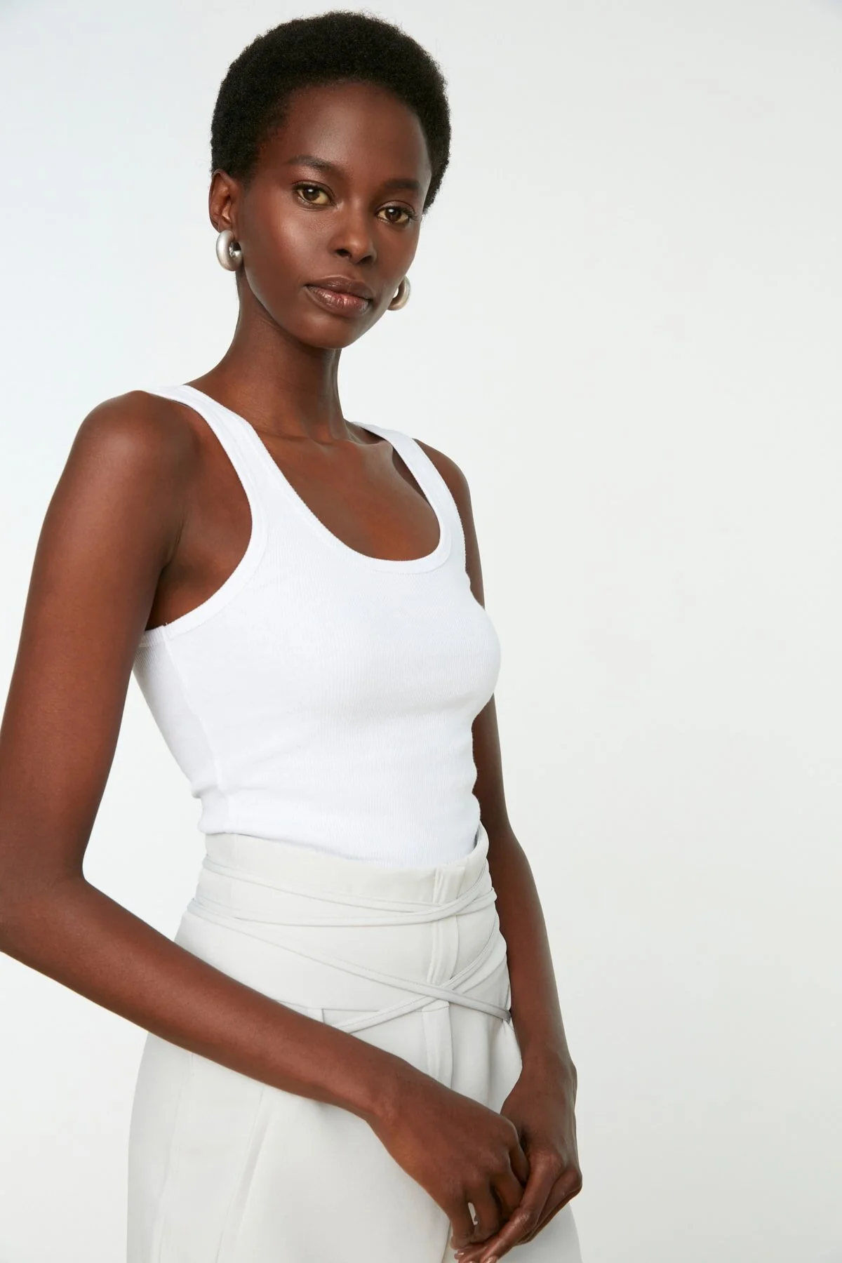 Trendyol Collection  Weißes figurbetontes Tanktop aus geripptem, flexiblem Strick mit Poolkragen TWOSS22AL0042