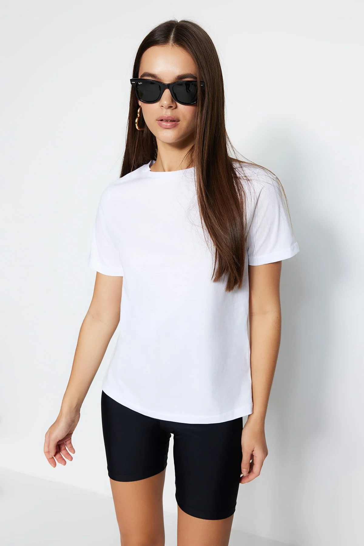 Trendyol Collection  Weißes, kurzärmliges Basic-Strick-T-Shirt mit Rundhalsausschnitt aus 100 % Baumwolle mit normalem/normalem Muster TWOSS23TS00000