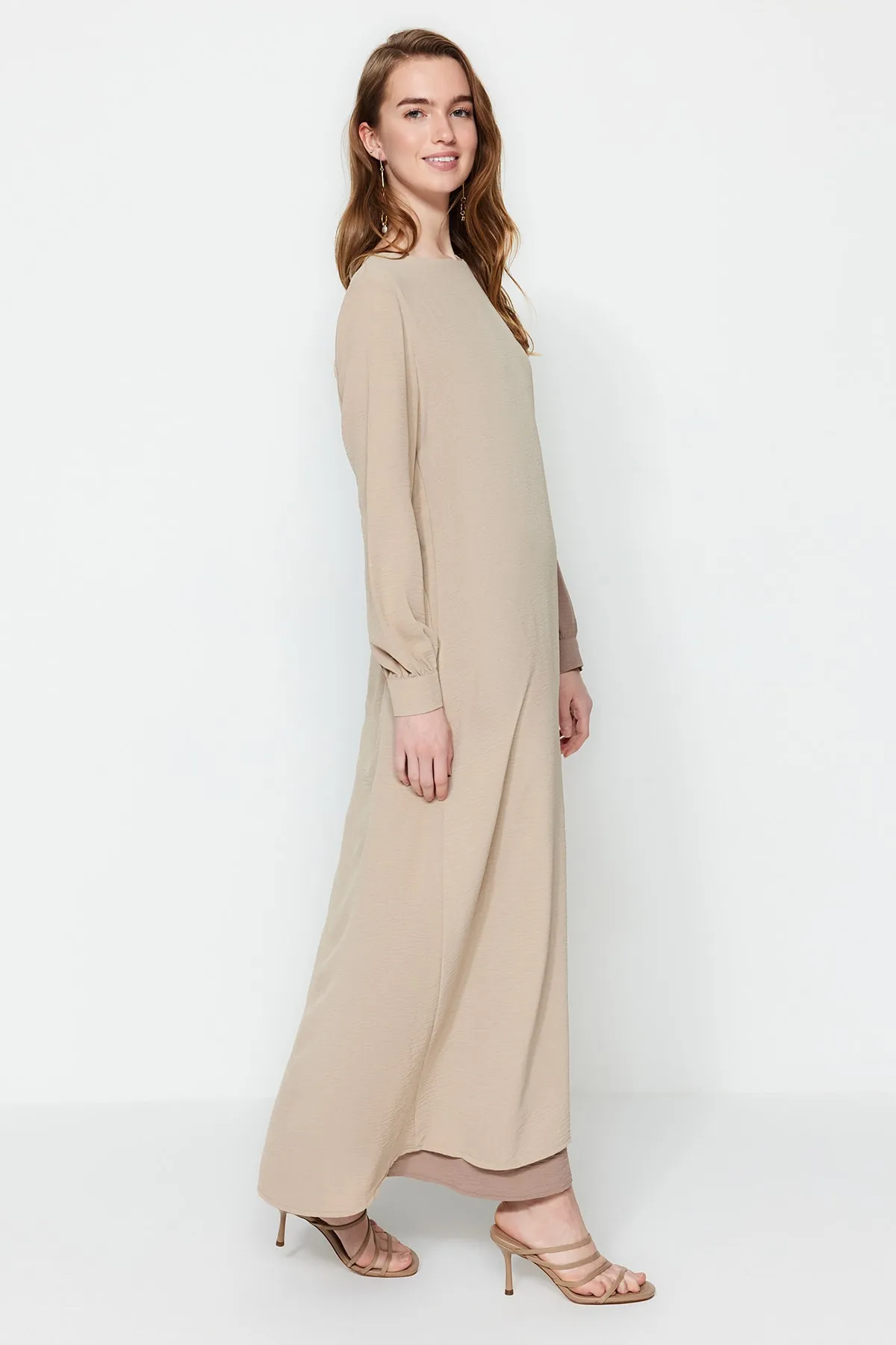 Trendyol Modest  Braunes Aerobin-Gewebtes Kleid mit Blockfarben und Taillenschnürung TCTSS23EB00106